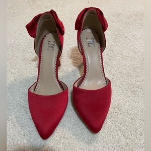 Journee Collection women’s red satin pointed toe bow pumps, 8